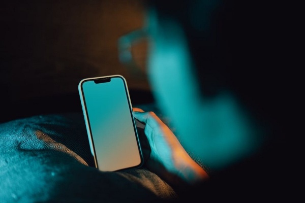 Всегда пользуетесь смартфоном? Вот признаки того, что вам нужна цифровая пауза Всегда пользуетесь смартфоном? Вот признаки того, что вам нужна цифровая пауза