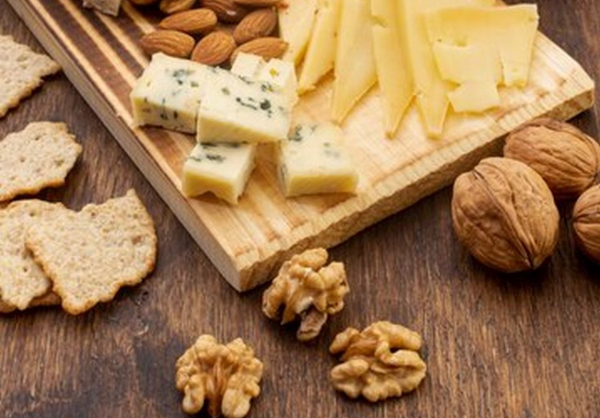 Врач Волкова назвала сыр среди жирных продуктов, необходимых для похудения Врач Волкова назвала сыр среди жирных продуктов, необходимых для похудения